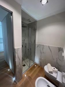 bagno con doccia e servizi igienici. di Asso di Picche, Luxury suite a Sanremo