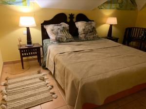 um quarto com uma cama com animais de peluche no chão em T3 LES PIEDS DANS L'EAU à ST ANNE em Sainte-Anne