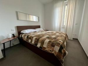 um quarto com uma cama, uma mesa e um espelho em Cozy Apartment San Siro em Milão