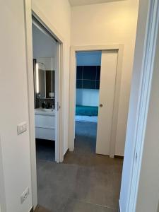 um quarto com casa de banho com lavatório e espelho em Cozy Apartment San Siro em Milão