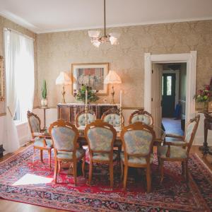 comedor con mesa y sillas en Grand Victorian Manor & Cottage, en Boonville
