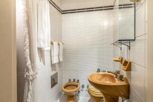 bagno con lavandino e servizi igienici di Up Retiro a Buenos Aires