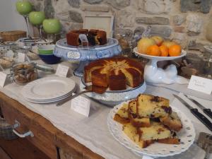 einen Tisch mit Kuchen und anderen Desserts in der Unterkunft Il Fienile in Fagagna