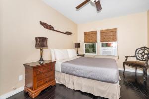 ein Schlafzimmer mit einem Bett und eine Kommode mit einer Lampe in der Unterkunft OCEAN VIEW - entire home - Excellent location in San Diego