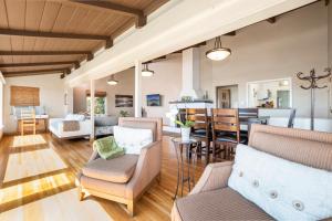 ein Wohnzimmer mit Möbeln und ein Esszimmer in der Unterkunft OCEAN VIEW - entire home - Excellent location in San Diego