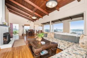 ein Wohnzimmer mit einem Sofa und einem Tisch in der Unterkunft OCEAN VIEW - entire home - Excellent location in San Diego