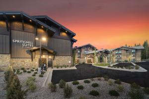 ein Rendering der spartanischen Dorfwohnungen bei Sonnenuntergang in der Unterkunft SpringHill Suites Island Park Yellowstone in Island Park