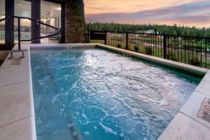 uma piscina com água azul numa casa em SpringHill Suites Island Park Yellowstone em Island Park