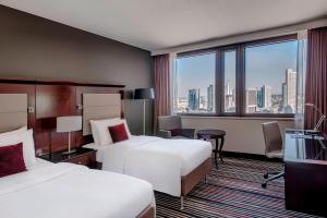 Cette chambre d'hôtel comprend deux lits et offre une vue sur la ville. dans l'établissement Frankfurt Marriott Hotel, à Francfort-sur-le-Main