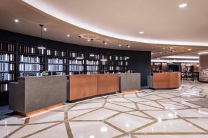 eine Bibliothek mit Bücherregalen und eine Lobby in der Unterkunft Frankfurt Marriott Hotel in Frankfurt am Main