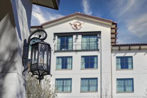 a street light in front of a white building at Hotel Drover, Autograph Collection in Fort Worth