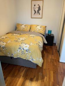 1 dormitorio con 1 cama con edredón amarillo en Apartment in Central London Zone 2, en Londres