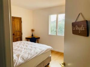 een slaapkamer met een bed en een raam bij La Villa Candau - Cowork & Fun - Piscine - Wifi Fibre in Les Angles Gard