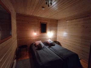 Un pat sau paturi într-o cameră la Vihreä Helmi