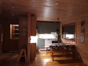 a kitchen with a table in the middle of a room at Vihreä Helmi in Kuusamo