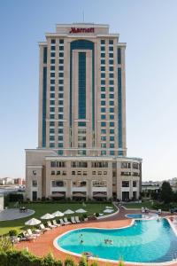 un hôtel avec un grand bâtiment doté d'une grande piscine dans l'établissement Istanbul Marriott Hotel Asia, à Istanbul