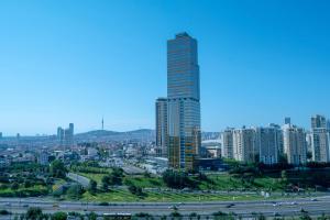 ein großer Wolkenkratzer mitten in einer Stadt in der Unterkunft Istanbul Marriott Hotel Asia in Istanbul