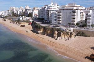 uma vista aérea da praia e dos edifícios em Mar Salgado Apartment em Armação de Pêra