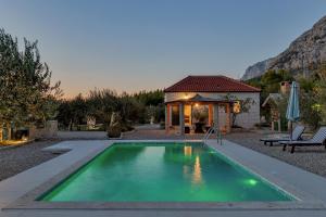 Bazén v ubytování Villa Natura Makarska nebo v jeho okolí