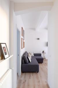 uma sala de estar com um sofá e uma mesa em Olimpico Apartment - Zen Real Estate em Roma