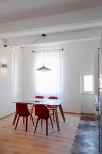 een eetkamer met een tafel en stoelen bij Olimpico Apartment - Zen Real Estate in Rome