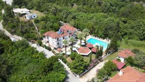 uma vista aérea de uma casa com piscina em Irida Rooms 'n' Pool - Cozy Summer Escape em Paralia Panteleimonos