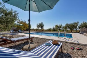 Bazén v ubytování Villa Natura Makarska nebo v jeho okolí