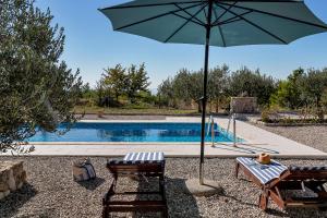 Bazén v ubytování Villa Natura Makarska nebo v jeho okolí