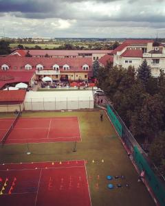 una vista aérea de una pista de tenis en una ciudad en Penzión Pegas, en Bratislava