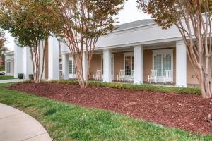 una casa con degli alberi di fronte di Residence Inn by Marriott Chapel Hill a Chapel Hill