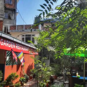 un cartello per un ristorante con giardino di fronte a un edificio di Best Hostel a Kathmandu