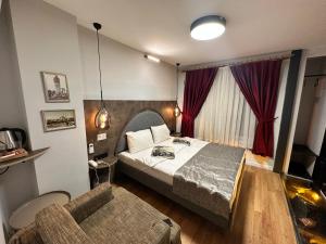 En eller flere senge i et værelse på Corner Hot