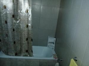 cortina de ducha en el baño con bañera en san vicente en Olavarría