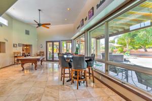 een woonkamer met een tafel en stoelen en een pooltafel bij ScottsdaleandParadise Valley Estate 2 Mi to Old Town in Scottsdale