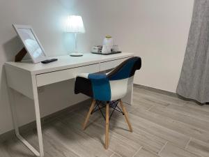 biurko z krzesłem i laptopa w obiekcie Casa da Lory w mieście Foggia