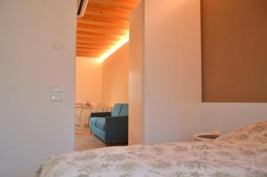 諾阿萊的住宿－CA MATTA luxury and relax，一间卧室配有一张床和一张蓝色椅子