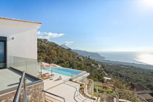 Vaade basseinile majutusasutuses Luxury Villa AVAIA with amazing view või selle lähedal