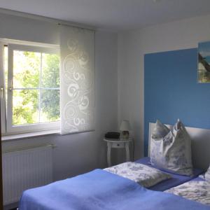 1 dormitorio con cama y ventana en Haus-Petra-Maria en Bad Schlema