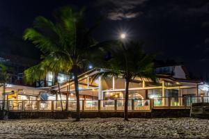 un hotel en la playa por la noche en Pousada Daleste, en Angra dos Reis