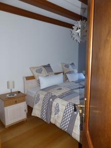 a bedroom with two twin beds and a table at Ferienwohnung "Alte Pleiner Mühle" in Plein