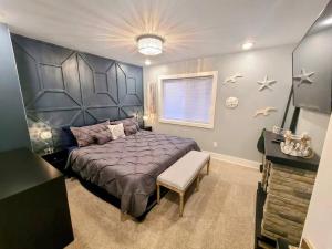 een slaapkamer met een groot paars bed en een raam bij Newly Built Waterfront home w/Amazing Views in Portage