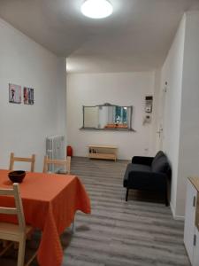 - un salon avec une table et un canapé dans l'établissement Gigogì House, à Milan