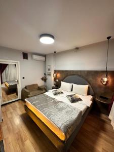 um quarto com uma cama grande e um sofá em Corner Hot em Istambul