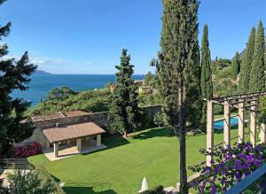 een luchtzicht op een tuin met een prieel bij 5 Terrazze Exlusive Apartments in Gargnano
