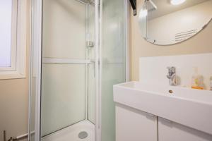 uma casa de banho com um chuveiro e um lavatório. em Sula Guesthouse em Selfoss