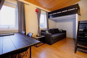 uma sala de estar com um sofá e uma cama alta em Sula Guesthouse em Selfoss
