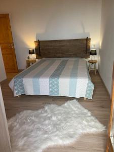 ein Schlafzimmer mit einem Bett und einem weißen Teppich in der Unterkunft Chalet Soubeyran in Guillaumes