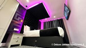 Serenity Apartments Bradford的电视和/或娱乐中心