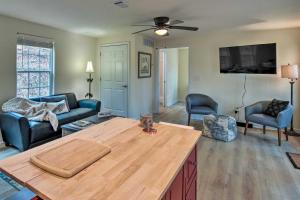 - un salon avec un comptoir en bois dans l'établissement Cozy Demorest Cottage with Private Fishing Lake, à Demorest