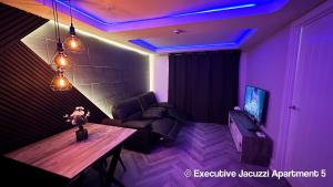 Serenity Apartments Bradford的电视和/或娱乐中心